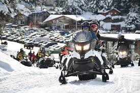 moto de nieve diurna