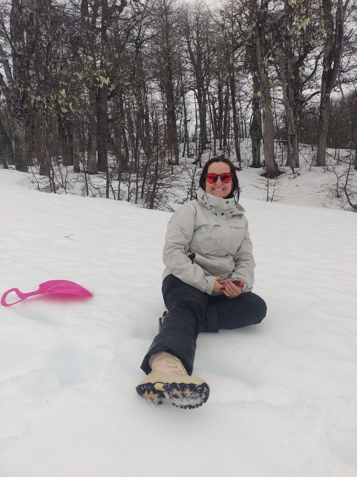 Pasajera feliz en la nieve - Terramar Travel Hub