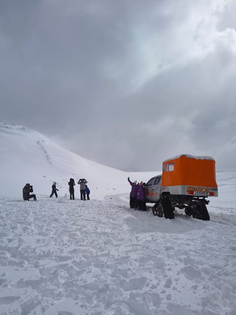 Pasajeros disfrutando el Snowcat Bariloche