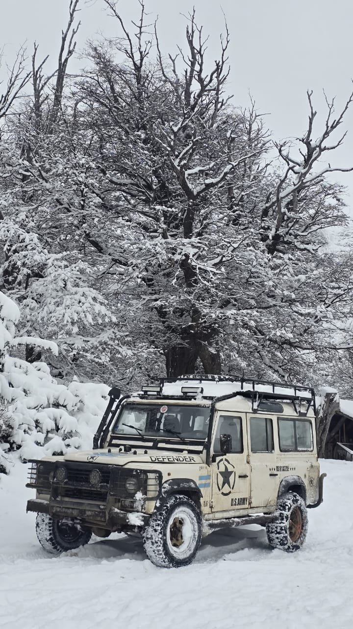 Land Rover 4x4 en la nieve - Roca Negra
